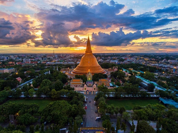 องค์พระปฐมเจดีย์เป็นวัดอารามหลวงองค์ใหญ่ที่สุดแห่งหนึ่งในประเทศไทยแขกไปไทยมาเชิญมากราบไหว้